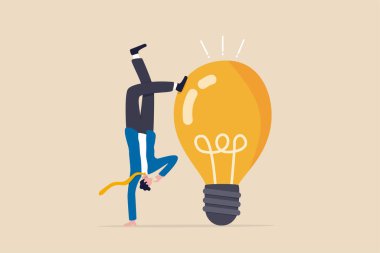 Eşsiz bir fikir yaratmak için farklı düşünün, iş sorununu çözmek için başka bir çözüm deneyin, yaratıcılık gelişmek ve yeni bir şey keşfetmek için, iş adamı farklı pozlar deneyin fikir ampulü ile düşünmek için..