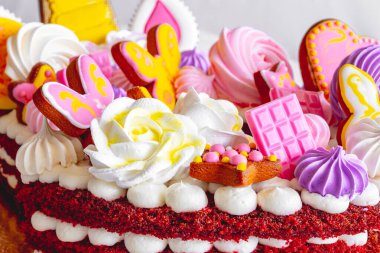 Tereyağlı, parlak katmanlı pasta, yakın plan..