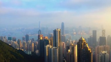 Hong Kong cityscape ve Hong Kong Adası (hızlı timelapse limandan)