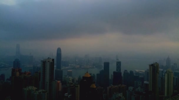 Αστικό τοπίο του Hong Kong και του λιμανιού από Hong Kong Island (γρήγορη timelapse) — Αρχείο Βίντεο