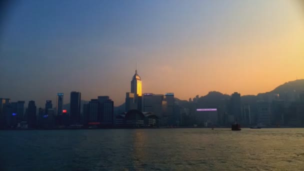 Paisaje urbano y puerto de Hong Kong desde la isla de Hong Kong (lapso de tiempo rápido ) — Vídeo de stock