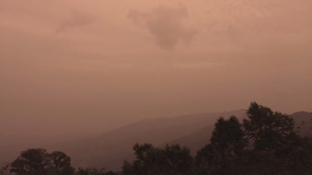 间隔拍摄日出的山高地与致密层上的雾 — 图库视频影像