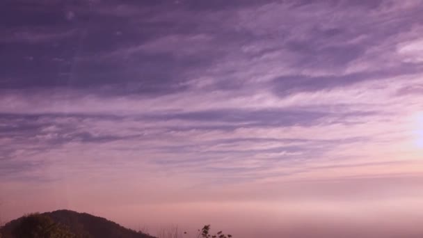 Sunrise timelapse av bergen höjder med täta skikt av dimma — Stockvideo