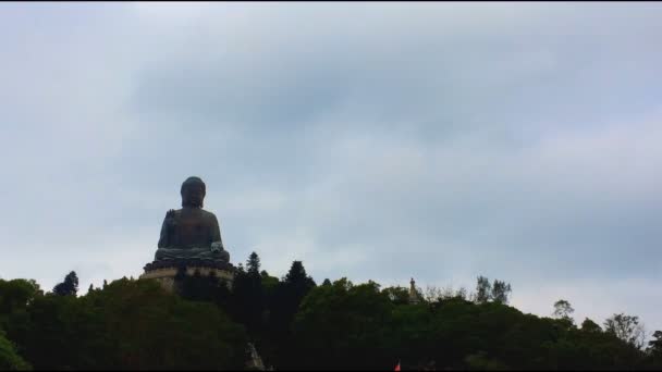 El gran Buda (Tian Tan Buddha) en la isla de Lantau, en Hong Kong — Vídeo de stock
