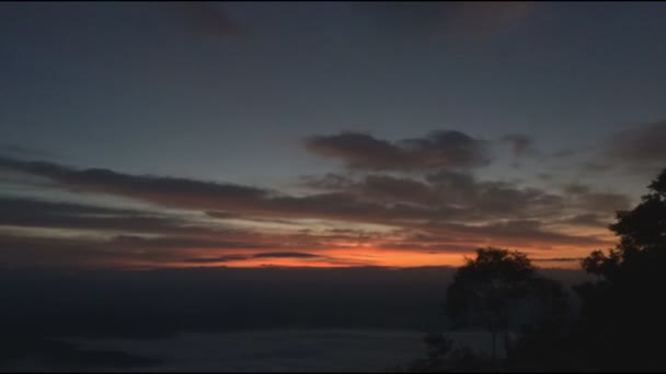 Amanecer timelapse de alturas de montaña con capa densa de niebla — Vídeos de Stock