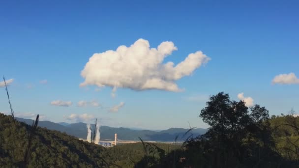 Vista aerea Centrale a carbone di LAOS con fumo passa da tubi di centrale elettrica in giornata fredda in inverno — Video Stock