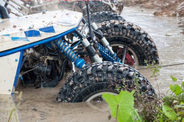 yakın çekim off-road mücadelesine katılan yol araba kapalı