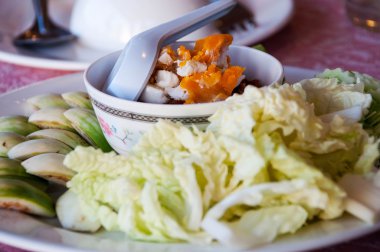 Tayland yemekleri meze, Nam Prik Aong, Tay Kuzey tarzı domuz eti ve