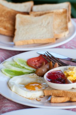 sahanda yumurta, sosis, Mısır gevreği, tost ve kahve ile Kahvaltı