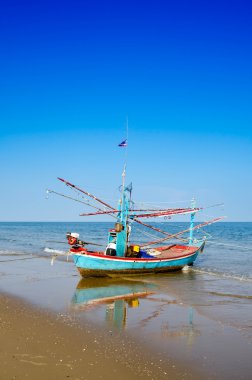 Yalı ve toplamı ile plaj üzerinde eski ahşap yerel balıkçı teknesi