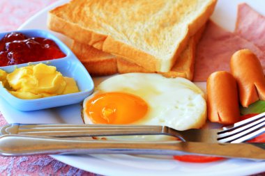 sahanda yumurta, sosis, Mısır gevreği, tost ve kahve ile Kahvaltı