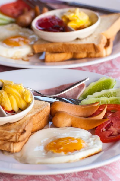 Завтрак с яичницей, сосисками, хлопьями, тостами и кофе — стоковое фото