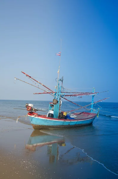 Old wooden local fishing boat on on sea coast and beach with sum — Stock Photo, Image