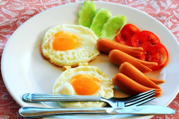 Café da manhã com ovos fritos, salsichas, cereais, torradas e café — Fotografia de Stock