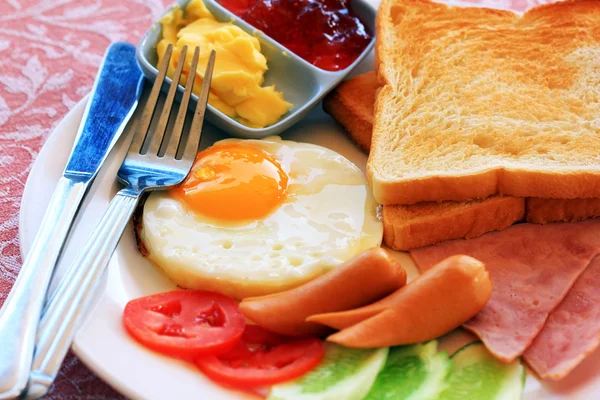 Завтрак с яичницей, сосисками, хлопьями, тостами и кофе — стоковое фото