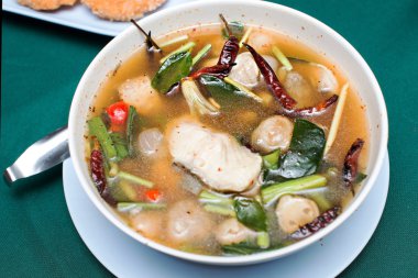 Tom yum çorbası, Tay tarzında baharatlı balık çorbası