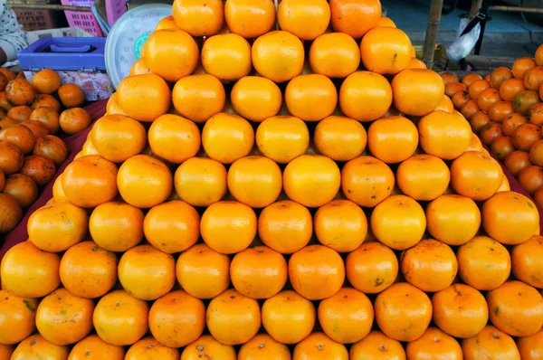 Arance fresche fondo, Arancione caprifoglio specie, pila su t — Foto Stock