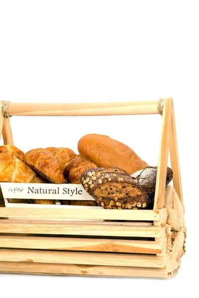 การประกอบด้วยขนมปังในตะกร้าแยกบนสีขาว — ภาพถ่ายสต็อก