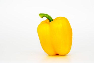 Sarı tatlı üzerinde beyaz izole biber (capsicum)