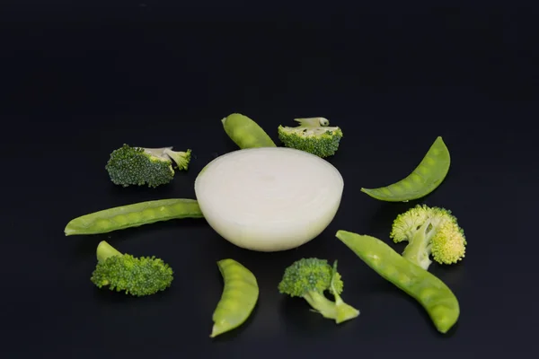 Cebolla blanca y verduras aisladas en la espalda —  Fotos de Stock