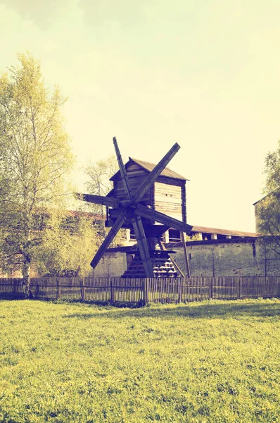 Moinho de vento de madeira velho tradicional. Foto tonificada em estilo vintage — Fotografia de Stock