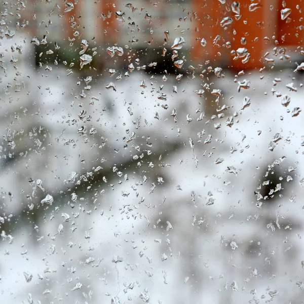 Капли дождя на зимнее окно — стоковое фото