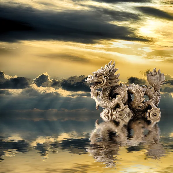 Feng Shui pozadí. Drak s perlou se odráží ve vodě při východu slunce — Stock fotografie