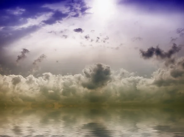 El reflejo del cielo sobre el mar — Foto de Stock