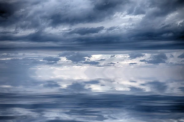 El reflejo del cielo sobre el mar — Foto de Stock