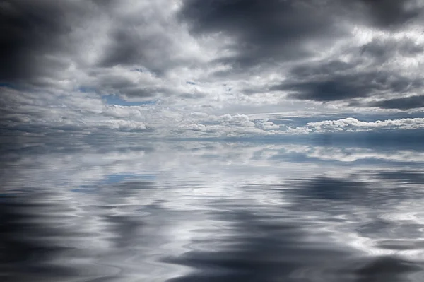 Die Spiegelung des Himmels auf dem Meer — Stockfoto