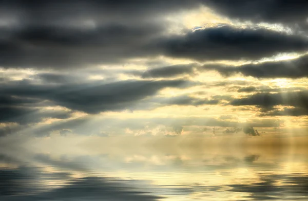 El reflejo del cielo sobre el mar — Foto de Stock