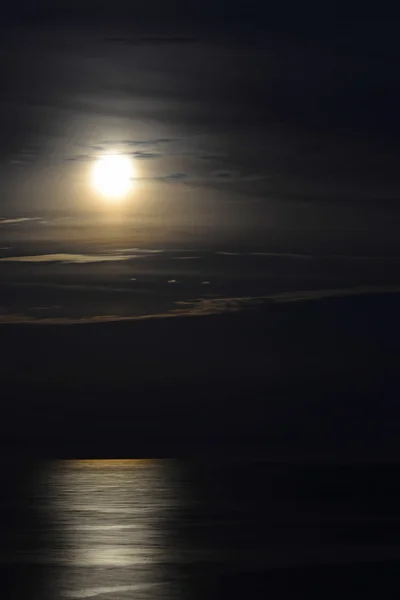 Luna piena sulle onde del mare — Foto Stock