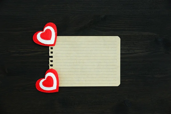 Love background. A blank sheet of paper and two hearts on a wooden background — Stock Photo, Image