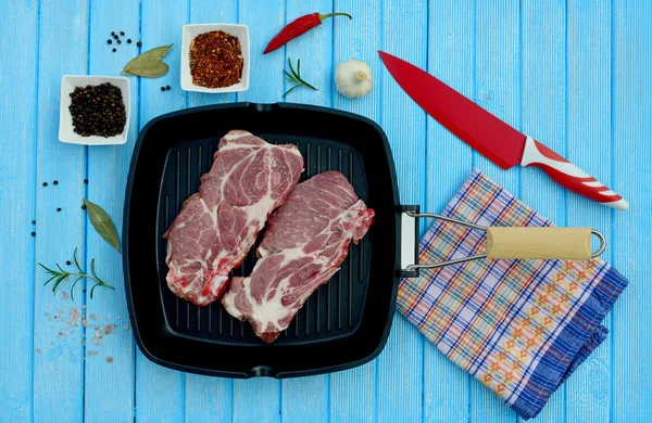 Dva kusy vepřového masa v misce a koření k vaření na grilu — Stock fotografie