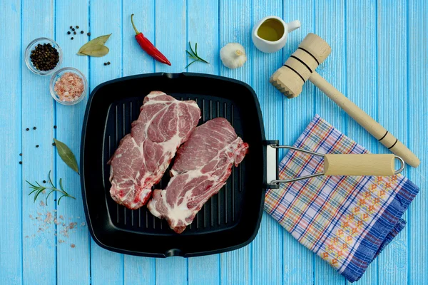 Due pezzi di carne di maiale in padella e spezie per la cottura alla griglia — Foto Stock