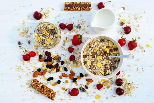 Un desayuno saludable con cereales muesli, leche, frutos secos y bayas — Foto de Stock