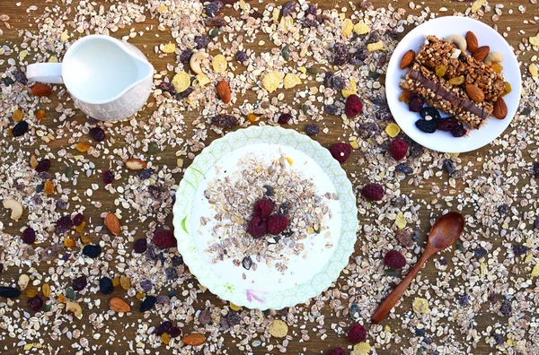 En hälsosam frukost med Mysli av spannmål, mjölk, nötter och bär — Stockfoto