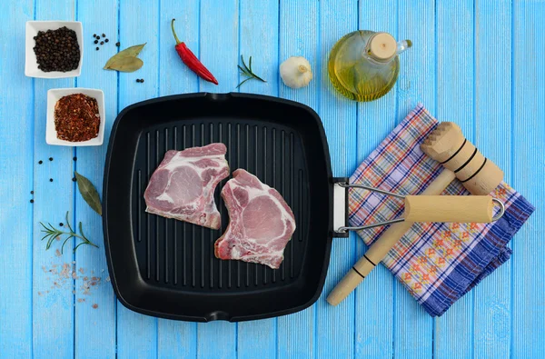 Zwei Stücke Schweinefleisch in eine Pfanne geben und Gewürze zum Kochen im grill — Stockfoto