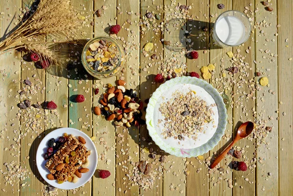 Zdravá snídaně s obilných müsli, mléko, ořechy a bobule — Stock fotografie