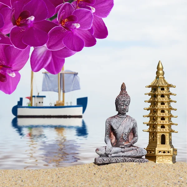 Будда, цветы орхидеи и семиэтажная пагода в песке. Символ удачи и процветания в Фэн-Шуй — стоковое фото