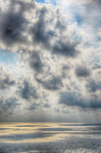 Beaux nuages d'automne dans le ciel au-dessus de la mer. Photo HDR — Photo