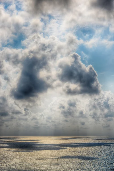 Hermosas nubes de otoño en el cielo sobre el mar. Foto HDR — Foto de Stock