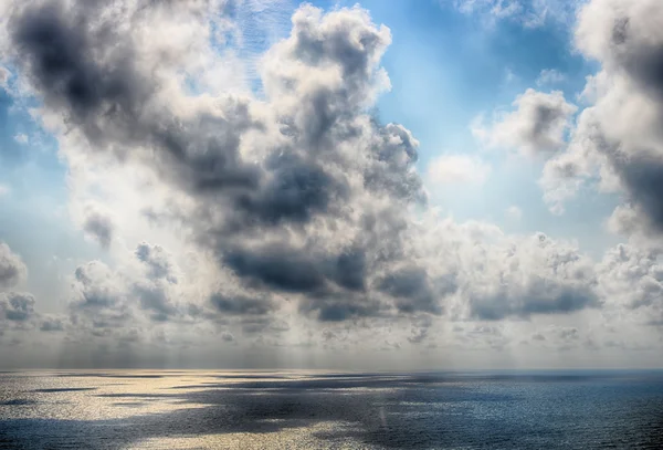 Belle nuvole autunnali nel cielo sul mare. HDR foto — Foto Stock