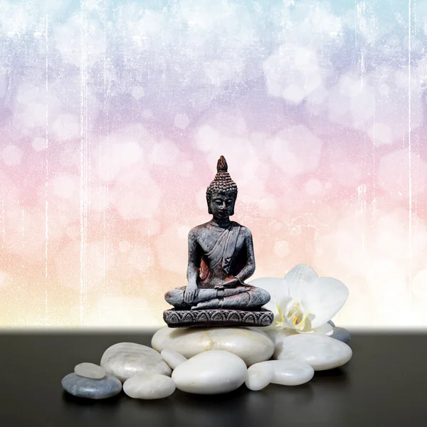 Buda, pedra zen, flores brancas de orquídeas no fundo grunge — Fotografia de Stock