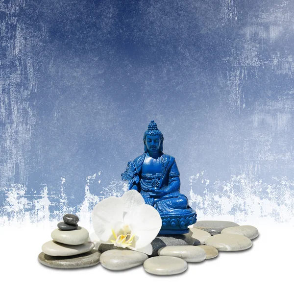Фэн-Шуй фон-Синяя медицина Будда Bhaisajyaguru, дзен-камень, белые цветы орхидеи на фоне гранж — стоковое фото