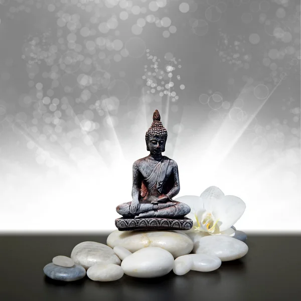 Feng-Shui fondo-Buda, piedra zen, flores de orquídea blanca sobre fondo abstracto —  Fotos de Stock