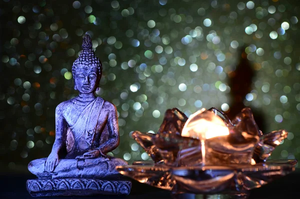 Статуя Дзен Будды на ярком блестящем фоне с боке — стоковое фото