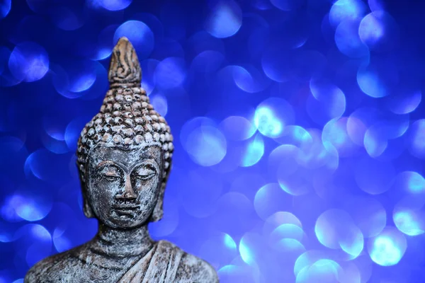 Статуя Дзен Будды на ярком блестящем фоне с боке — стоковое фото