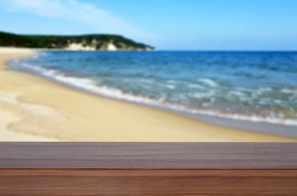 Empty wooden table top used for display or montage your products. In the background blurred sea and sky — Stock Photo, Image