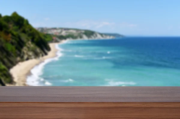 Empty wooden table top used for display or montage your products. In the background blurred sea and sky — Stock Photo, Image